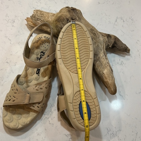 Cobbie Cuddlers  Comfort Velcro cream colored sandals size 9 - Picture 15 of 16